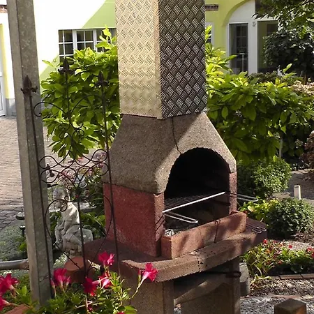 Elisabeth Am Elberadweg 3*