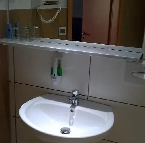 Elisabeth Am Elberadweg 3*